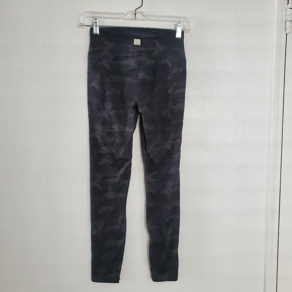 Vuori Elevation Performance Legging (Style VW325)xs Camo Like new 25"inseam - Picture 4 of 8